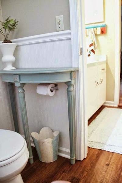 Ajoutez une demi-table dans votre salle de bains pour avoir un espace de rangement supplémentaire.