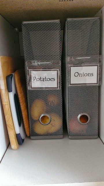 Pommes de terre et oignons dans des range-revues en méta