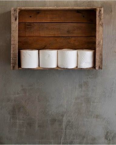 Une caisse en bois recyclée pour ranger le papier toilette