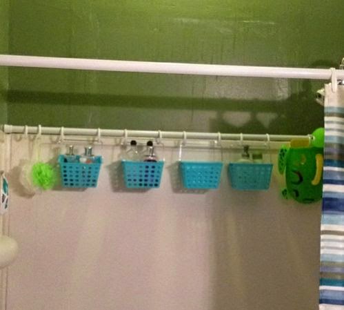 Une seconde barre de douche pour ranger les produits de toilettes
